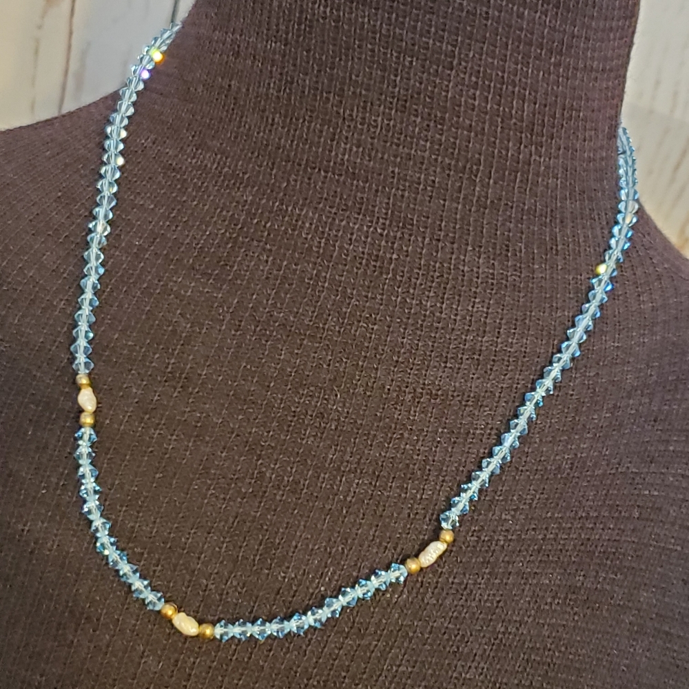 Vintage sparkly blue bead necklace with faux freshwater pearls